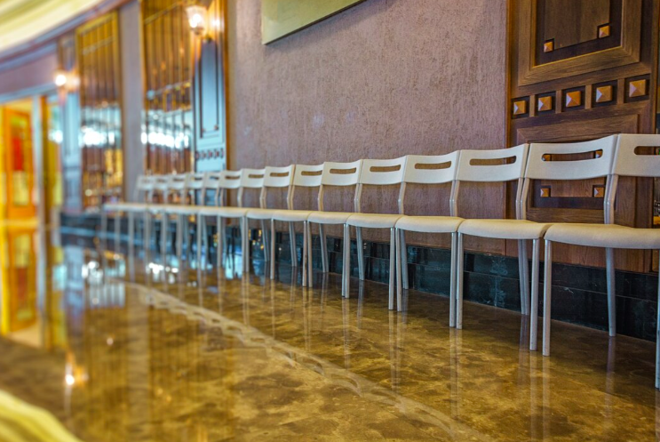 Cómo el pulido de suelos puede transformar la luz de una vivienda o local